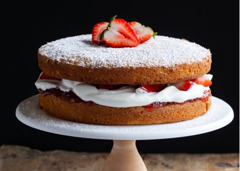 طرز تهیه کیک اسفنجی با خامه و میوه | ساده، شیک و خوشمزه