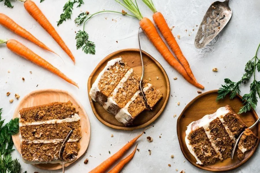 طرز تهیه کیک هویج خانگی نرم و خوش‌عطر با گردو، هل و جوزهندی