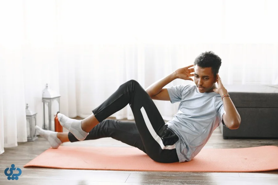 مردی در حال ورزش در خانه