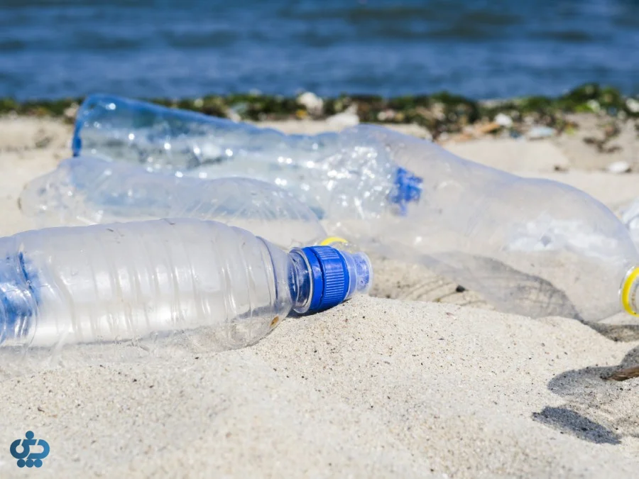 بطری آب معدنی کنار دریا