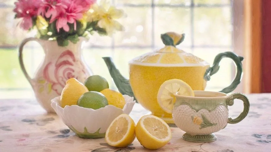 فواید نوشیدن آب گرم با لیمو صبحگاهی: واقعیت یا باور غلط؟