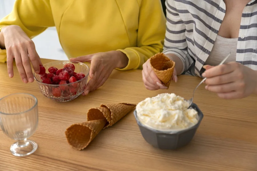 طرز تهیه بستنی خانگی بدون دستگاه: ساده، خامه‌ای