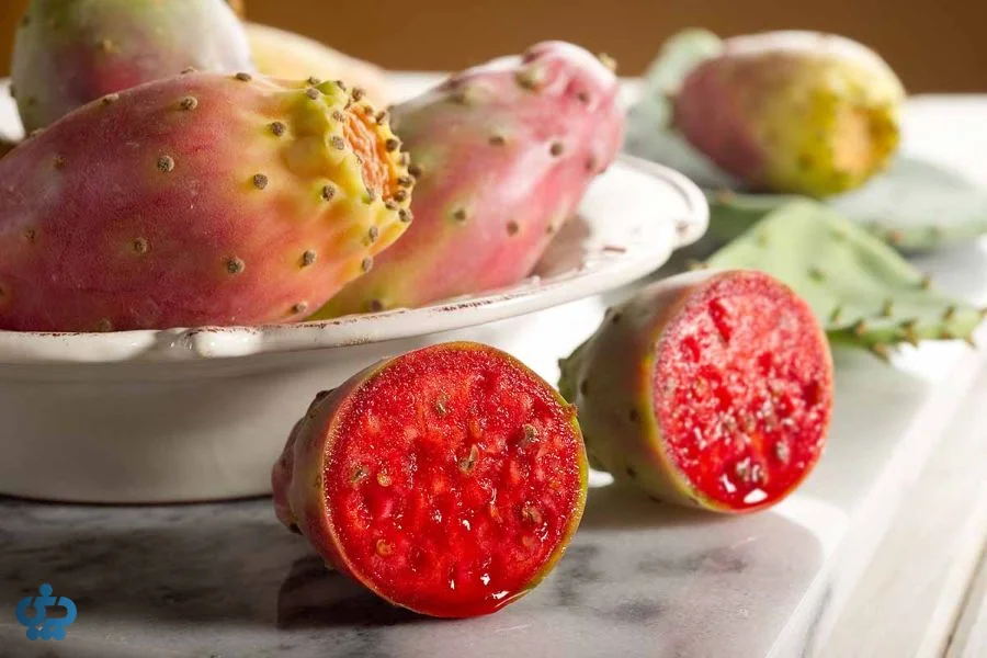 برش گلابی خاردار با دانههای سیاه