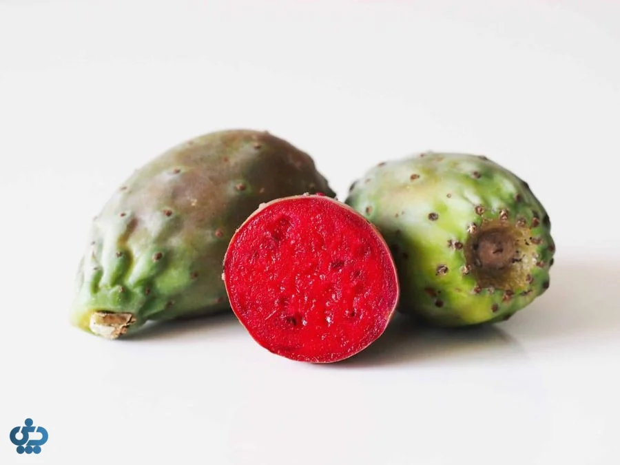 برش گلابی خاردار در کنار میوه کاکتوس درسته