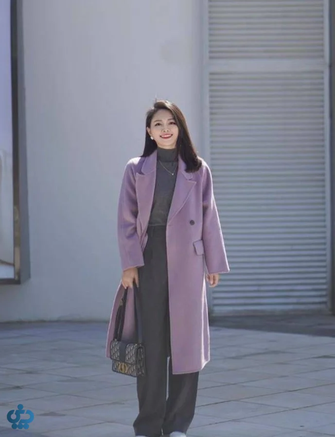 استایل با پالتوی طوسی بلند را با بافت یاسی