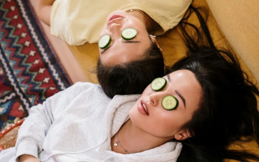 می‌خوای ۱۰ سال جوون‌تر به نظر برسی؟ این عادت‌ها رو کنار بذار