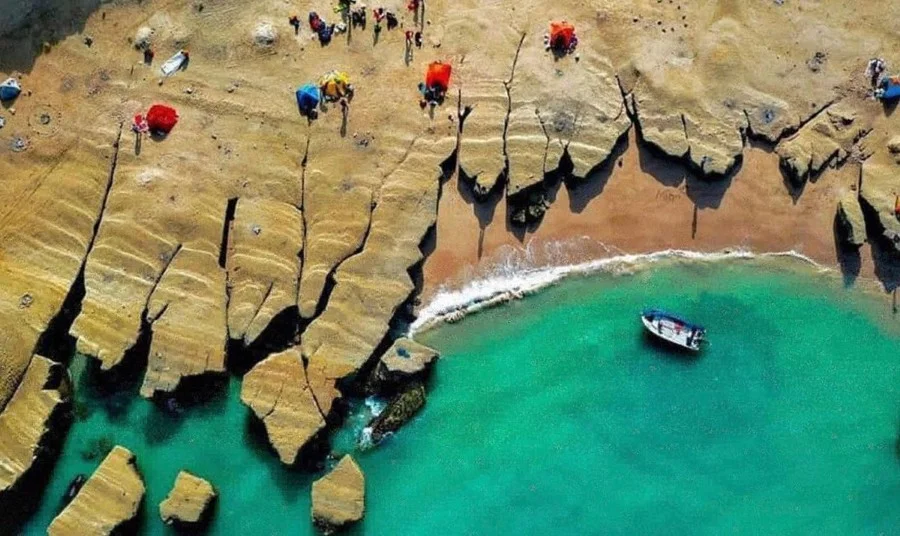 سفر به قشم یا هرمز؟ راهنمای انتخاب بین عجایب هفتگانه و جزیره رنگ‌ها