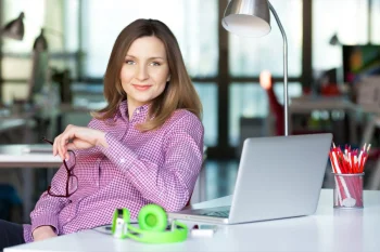 چگونه کاریزماتیک باشیم؟ 10 تکنیک طلایی زبان بدن و جذب افراد + راهنمای جامع