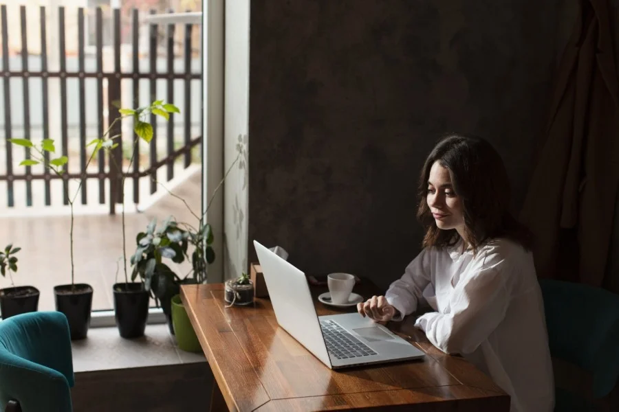 دورکاری چیست؟ ۱۰ تا از بهترین مشاغل دورکاری برای کسب درآمد در خانه