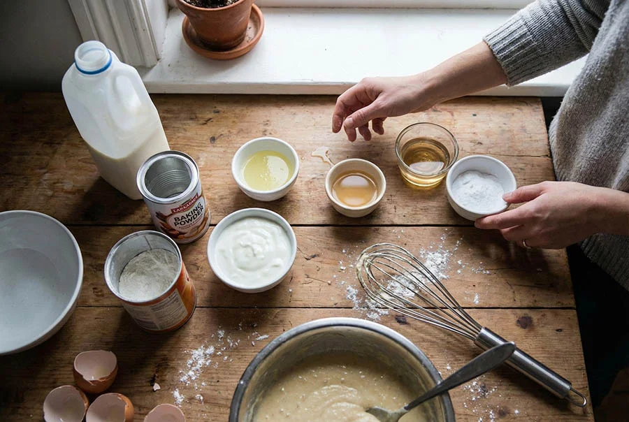 کامل‌ترین لیست جایگزین مواد در آشپزی؛ بدون شیر یا بیکینگ پودر آشپزی کنید!