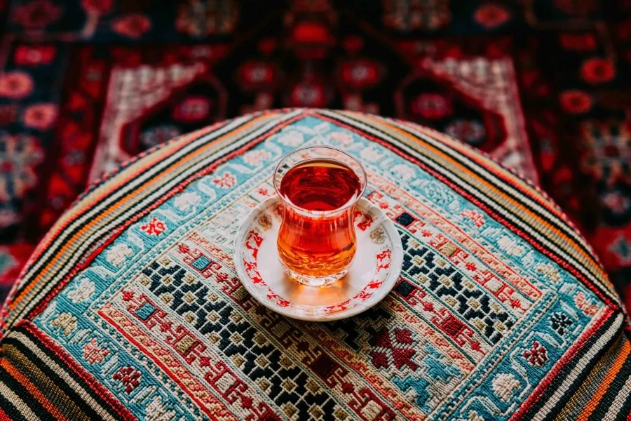 فوت‌وفن‌های دم کردن چای سنتی و دست‌چین گیلان برای رنگ و طعم بی‌نظیر