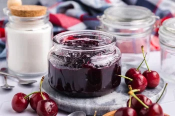 طرز تهیه مربا آلبالو خانگی خوش‌رنگ؛ بدون شکرک و بدون کپک