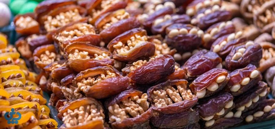 خرما شکم‌پر با گردو و مغزهای مختلف، میان‌وعده مقوی و سالم