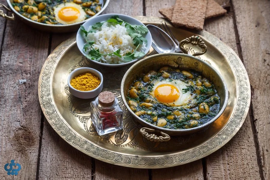 وعده گیاهی ایرانی شامل حبوبات، سبزیجات، برنج و خوراک سنتی