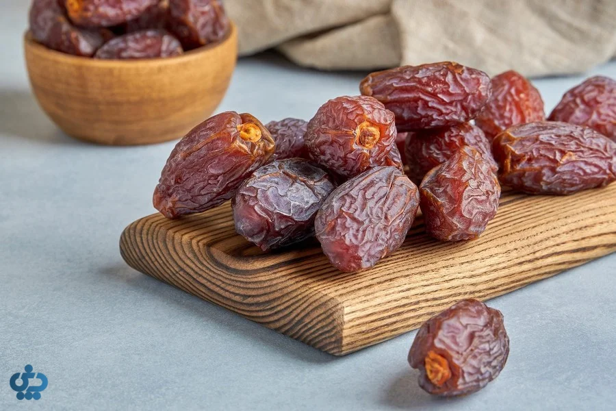 خرمای مجول درشت و گوشتی روی تخته چوبی