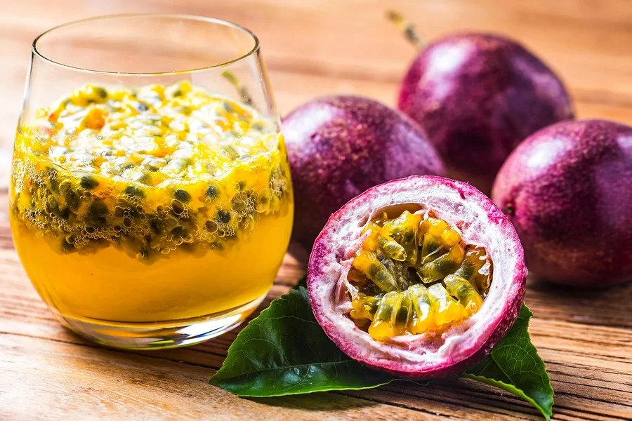 پشن‌فروت چیست؟ طعم، روش خوردن و تشخیص میوه رسیده