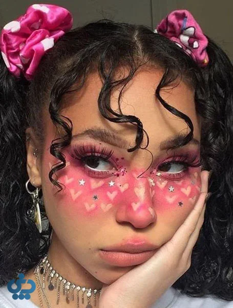 آرایش قلبی ای‌گرل با رژگونه صورتی و طرح قلب