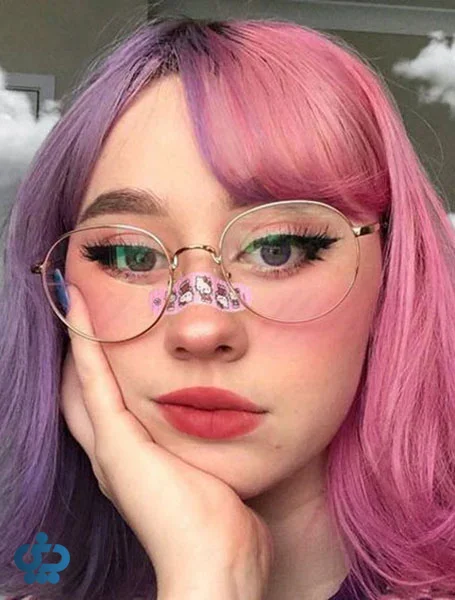 آرایش ای‌گرل با عینک و خط چشم مشخص بیرونی