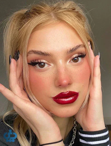 آرایش رژگونه‌محور ای‌گرل روی گونه و نوک بینی