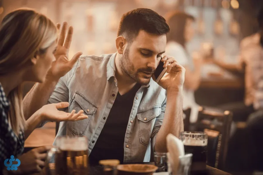 پسر در حال ارسال پیام به دختر مورد علاقه‌اش