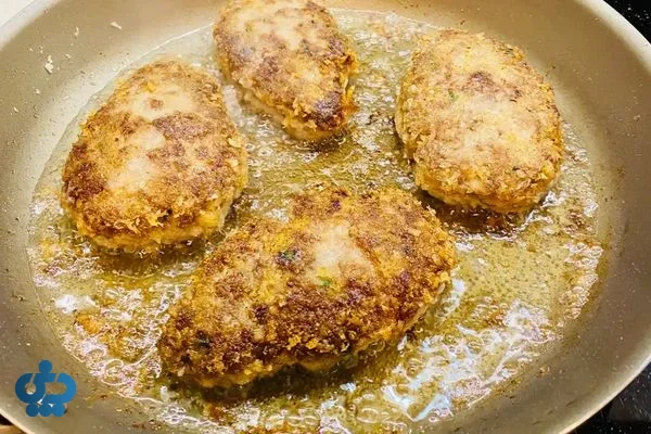 کتلت‌های فرم داده شده در حال سرخ شدن در روغن داغ